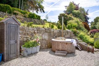 Linscott Farmhouse - Boutique retreat with hot tub and natural outdoor pool - 5