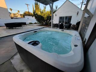 Spacious 5BR Private Home 5 minutes to Rodeo Drive with Hot Tub Spacious Backyard Parking - Los Angeles - 8