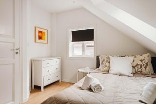 DINBNB Homes l Charming 2-Bedroom Home by the Sea Cozy - 1