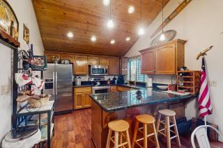 Bearfoot Getaway - Shaver Lake - 4