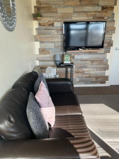 Mells Shells, Florida Park, Hemsby - Two bed chalet, sleeps 5, bed linen and towels included with onsite entertainment on a pet free site - Hemsby - 3
