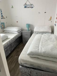 14, Sundowner Holiday Park, Hemsby - Two bed chalet, sleeps 6, bed linen and towels included - pet friendly - Hemsby - 9