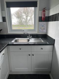 170 Chalet, Sunbeach, Scratby - Two bed chalet, sleeps 5, pet friendly, free Wi-Fi, free entry to onsite clubhouse and bed linen and towels included - Scratby - 9