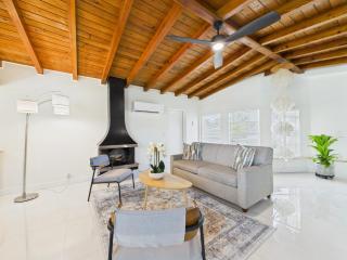 3 Bedroom 2 Bath Beachside House With Hot Tub! - 0