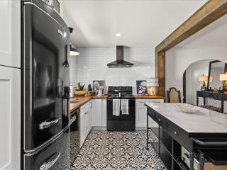 Luxury-Pet Friendly, Farmhouse Bungalow, Downtown Tampa - Tampa - 1