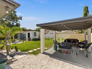 Luxury-Pet Friendly, Farmhouse Bungalow, Downtown Tampa - Tampa - 2