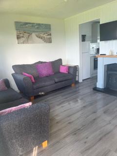 Chalet 319, Hemsby - Two bed chalet, sleeps 5, pet friendly, bed linen and towels included - Hemsby - 9