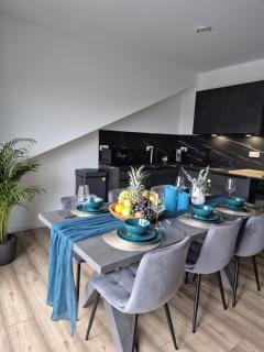 Luxsuite Still und Komfort 2 Balkon Elektrogrill Tischfussball TV-75 Zoll - 9