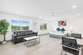 Unique Retreat - Unit C: Charming 2nd-Floor Escape - Deerfield Beach - 3