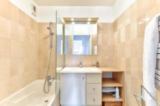 1BR Flat with Balcony view of the Eiffel Tower - Paris - 8