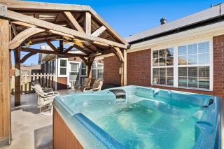Cozy Bungalow-Hot tub-6 mi to UofA & DT-Sleeps 8 - Fayetteville - 9