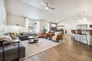 Cozy Bungalow-Hot tub-6 mi to UofA & DT-Sleeps 8 - Fayetteville - 0