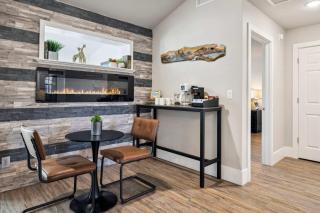 Cozy Bungalow-Hot tub-6 mi to UofA & DT-Sleeps 8 - Fayetteville - 8