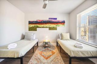 Cozy Bungalow-Hot tub-6 mi to UofA & DT-Sleeps 8 - Fayetteville - 4
