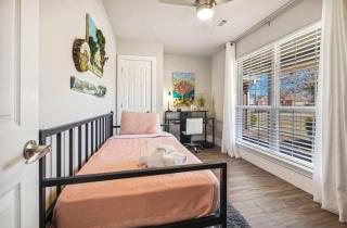 Cozy Bungalow-Hot tub-6 mi to UofA & DT-Sleeps 8 - Fayetteville - 5