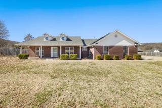 Cozy Bungalow-Hot tub-6 mi to UofA & DT-Sleeps 8 - Fayetteville - 3