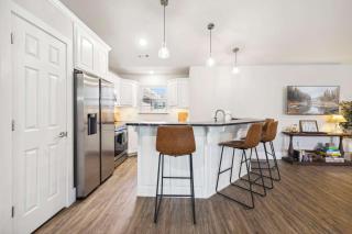 Cozy Bungalow-Hot tub-6 mi to UofA & DT-Sleeps 8 - Fayetteville - 2