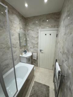 Charming 2 Bedroom Apartment in London - 7