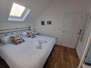 Blue Hills Luxury Apartment, Bay Front with Parking - Falmouth - 1