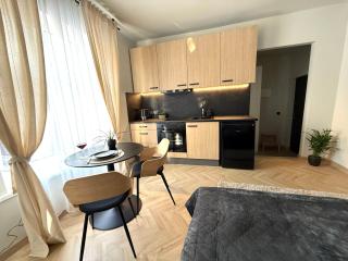 Bright and cozy next to park - 5