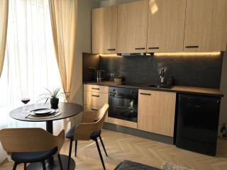 Bright and cozy next to park - 6