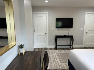 Cityscape 2BR Near Downtown - 4