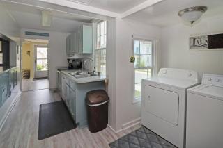 Hill House - Pet friendly, In town with water views! - 4