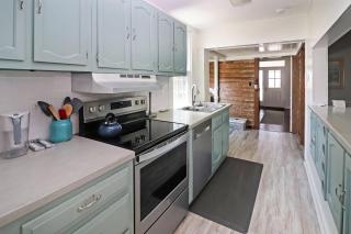 Hill House - Pet friendly, In town with water views! - Chincoteague - 3