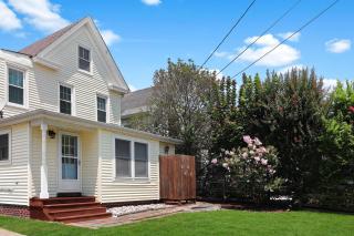 Hill House - Pet friendly, In town with water views! - 2