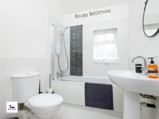 Calder Row by Alt-Stay - 3 Bed Canal Side Cottage - Parking, WiFi & Stunning Views - Contractors & Relocations - Weekly & Monthly Rates - For The Best Rates Visit w w w, alt-stay, c o , u k - 5