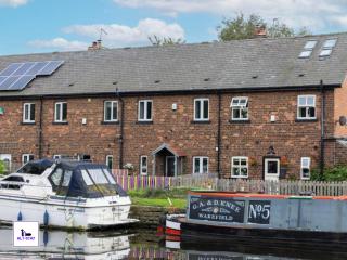 Alt-Stay Calder Canal Wakefield - Semi-rural, near M1 J41 and Wakefield Centre - Parking & Wi-Fi - Contractors, Pets & Long Stays Welcome - 3