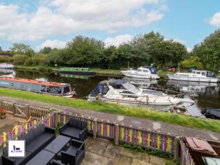 Alt-Stay Calder Canal Wakefield - Semi-rural, near M1 J41 and Wakefield Centre - Parking & Wi-Fi - Contractors, Pets & Long Stays Welcome - 1
