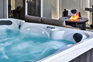 Luxury Family Escape Hot Tub Game Garage Fun - Meridian - 6