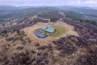 FoxHill Family Lodge Retreat with views from all sides and Hike over a hundred forty acres - - 3