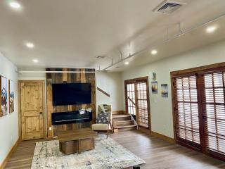 Luxury 2 Bedroom Townhome 103 - 8