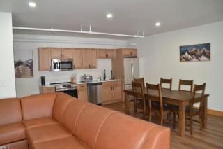 Luxury 2 Bedroom Townhome 103 - 7