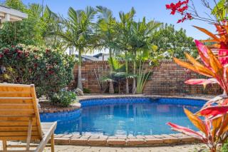 Boomerang Retro 70s Family Home Waterfront Pool - 8