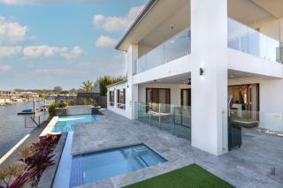 North Quay Waterfront Family Holiday Home Pool - 2