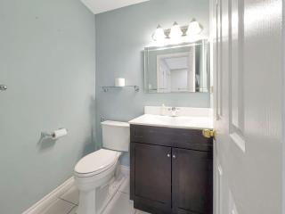 Spacious Home with King Bed, Game Room and 65in TV - Oakville - 7