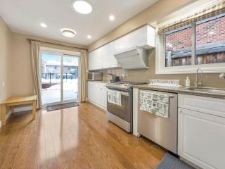 Spacious Home with King Bed, Game Room and 65in TV - Oakville - 5