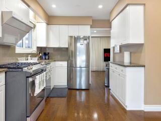 Spacious Home with King Bed, Game Room and 65in TV - Oakville - 4