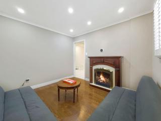 Spacious Home with King Bed, Game Room and 65in TV - Oakville - 3