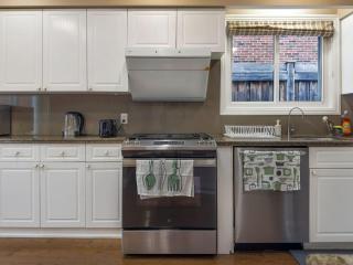 Spacious Home with King Bed, Game Room and 65in TV - Oakville - 2