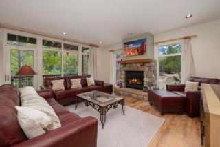 Luxe Home Minutes To Skiing Hot Tub - 0