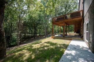 Shady Cove Retreat With Peaceful Views Firepit with Marina and Lake Access Nearby - 8