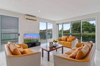5Beds Luxu Home with Pool and AC Conveniently Located - Brisbane - 0