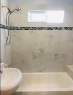 4bed 2ba Hollywood house Block away from sunset, Free parking, private backyard - 4