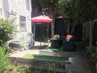 4bed 2ba Hollywood house Block away from sunset, Free parking, private backyard - 1