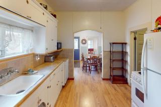 Captain's Cottage - Rockaway Beach - 1