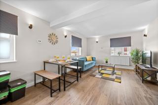 Spacious 3-Bed Cardiff Apartment - Walk to Centre - 2 Bathrooms - 3